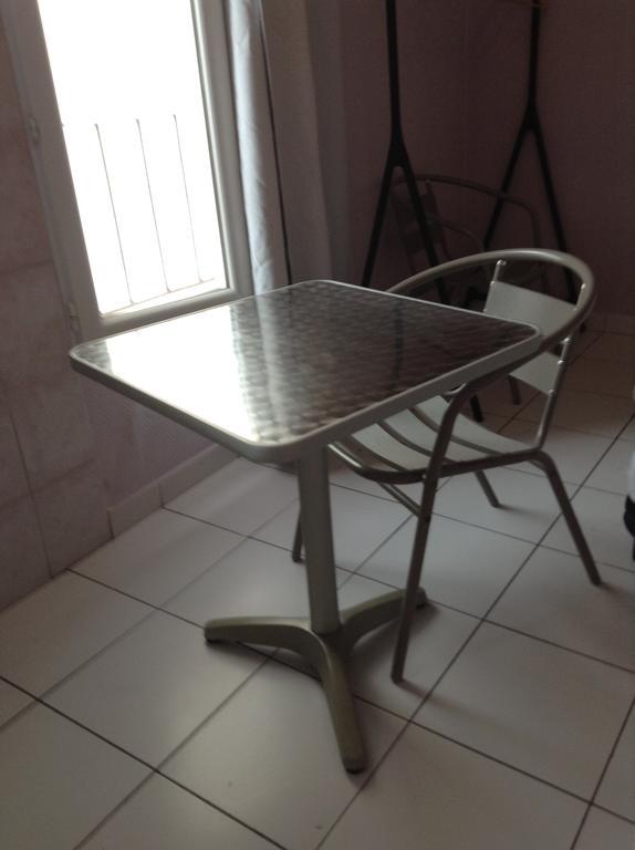 Single Room with Shared Bathroom,684524220:JPEG